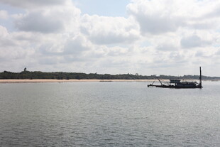 河畔风光船只静泊