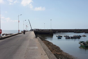 海边道路与停泊船只