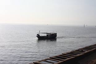 海上孤舟驶向远方