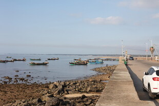 海边停车处的宁静景象
