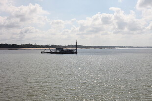 海上船只与远处岛屿景观
