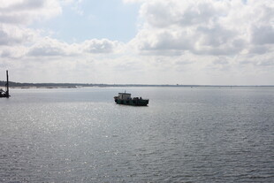 海上船只航行景象