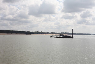 平静湖面中的船只景象