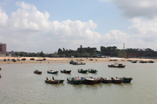 海滨停泊众多渔船