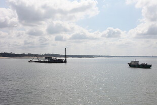 海上船只与码头景象