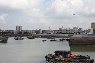 港口停泊船只景象