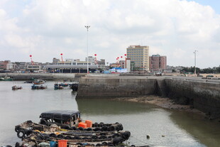 港口作业场景中的工人船只