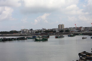 港口景象船只停泊于水域