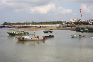 宁静港湾中的停泊船只