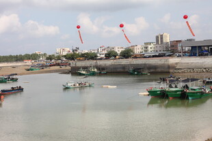 海滨渔村船只停泊景象