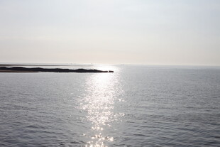 海上阳光洒在波光粼粼处