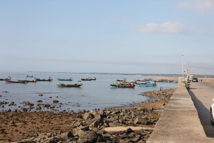海边码头停泊多艘小船