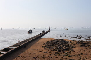 海边长堤与停泊船只景观