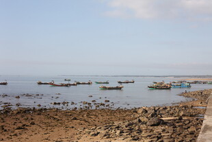 海边停泊着几艘小船