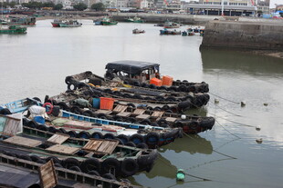 港口停泊的多艘作业船只