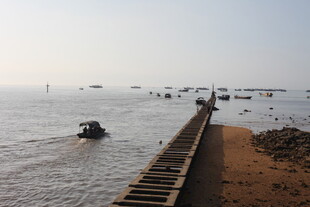 海边栈桥与海上船只景象
