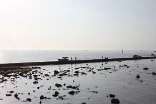 海边礁石滩宁静海岸线