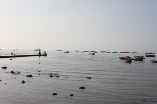 海上船只与浮标景观