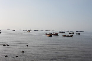 海上船只点点宁静景致