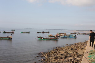 海边渔村景象船只与人
