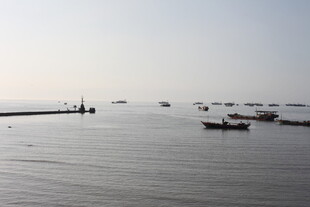 海上船只停泊的宁静画面