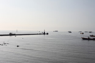 海上船只与码头景象