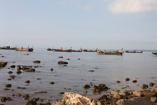 海边礁石与停泊船只