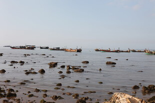 海边礁石与停泊船只景观