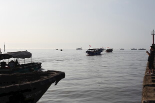 海上停泊的多艘渔船