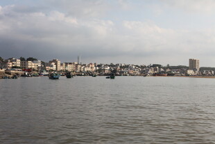 江边城市景观船只点缀