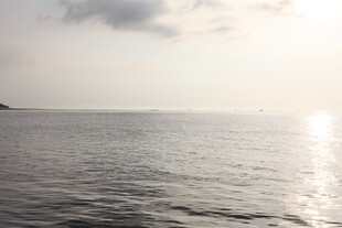 海边日落时分的静谧海面