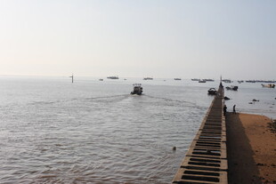 海边长堤静谧海景风光