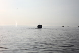 海上孤舟静谧晨光景象