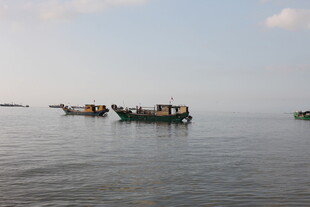 海上船只漂浮于平静水面