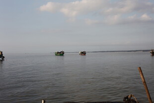 海上船只在广阔水域航行