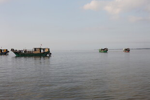 海上船只与远处景象