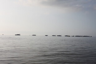 海上船只在天际线航行