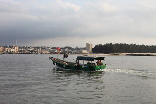 海上行驶的绿色小船