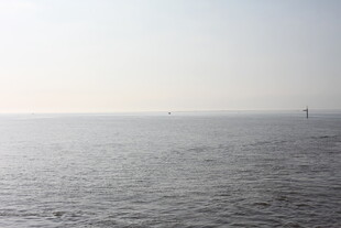 广阔海面与远处灯塔