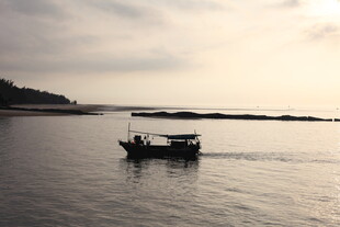 海上孤舟伴日落美景