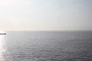 海面波光粼粼的静谧景象