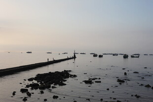 海边暮色中的栈桥与礁石