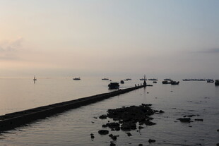 海边日暮栈桥风景