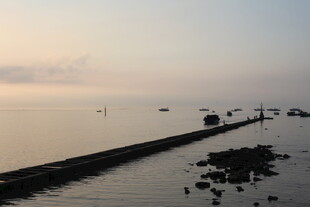 海边长堤静谧海上风光