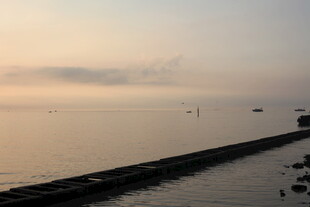黄昏下的海边长堤美景