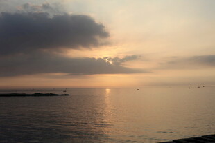 海边日落时分的美丽景象