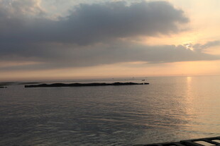 海边日落时分的宁静景象