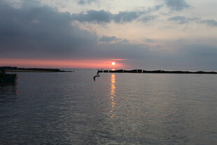 夕阳下宁静的水面景象