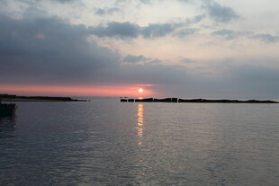 日落时分的宁静水面