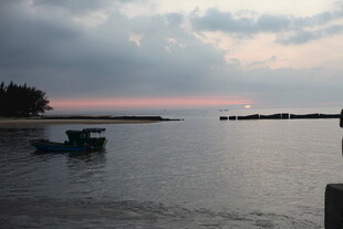 黄昏下宁静的海边景象